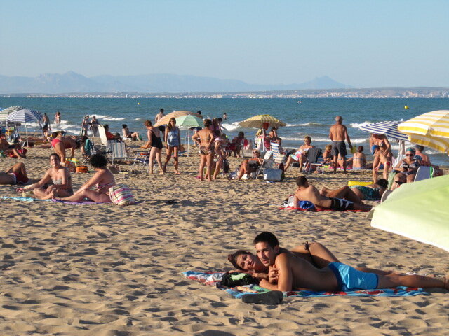 Такими веселыми были пляжи на Коста Бланка в Испании до эпидемии коронвируса.