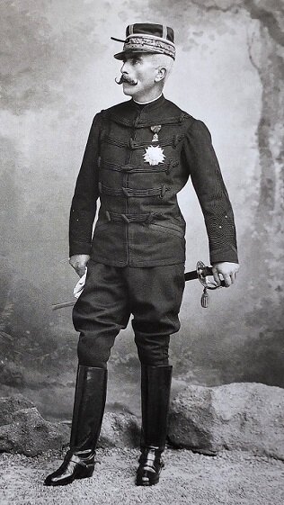 Это Гастон Галифе в 1893 году. Как вы видите, он в отличной физической форме, ничего лишнего. И с ногами у него все в порядке.