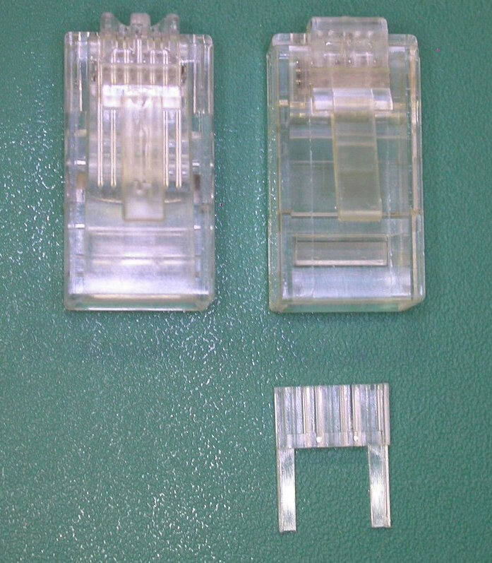 В вилке со вставкой (справа) на нижней внутренней плоскости нет направляющих, которые есть на вилке без вставки (слева). Вставка нужна для удержания проводников на месте в ходе обжимной операции, если в вилке нет внутренних направляющих 
