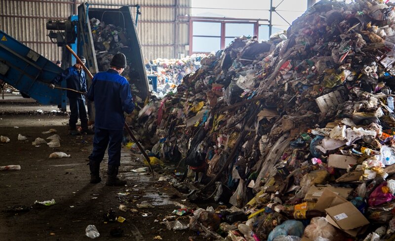 Погрузка отходов на конвейер.