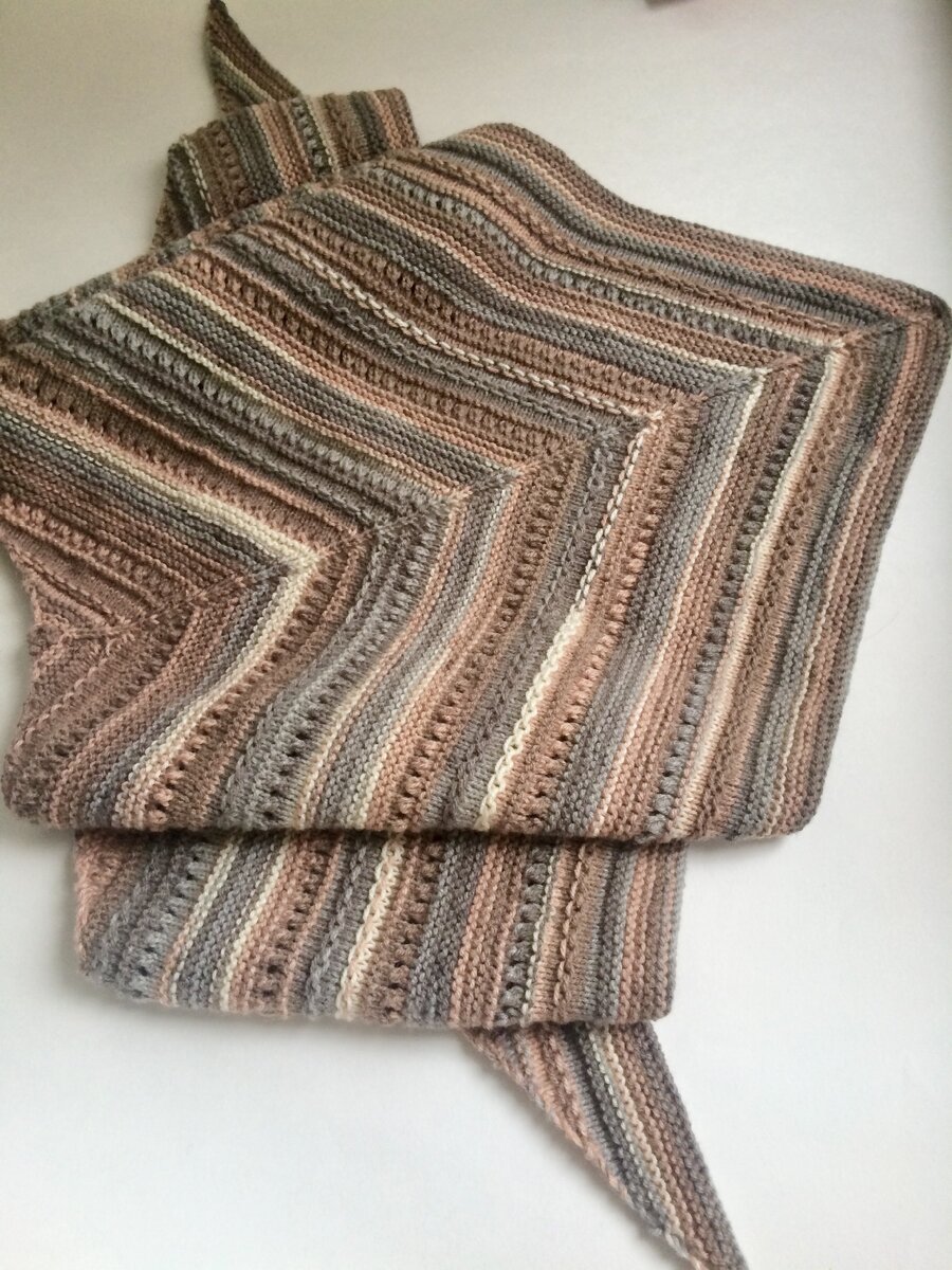 Из двух мотков пряжи получился бактус 162 длиной  и 50 см по центральной линии