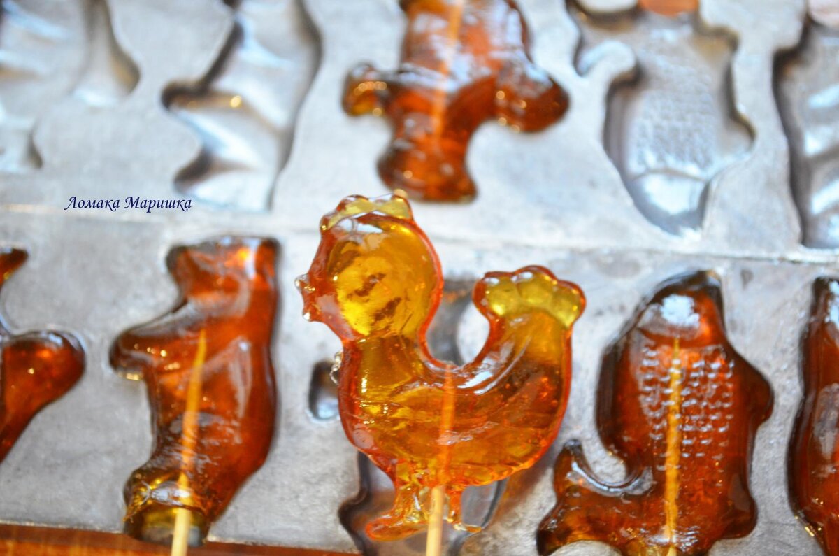 Кто из нас в детстве не пытался сотворить своими руками маленькое чудо - леденцы на палочке? Думаю, что этим "сладким" делом занимались все. Вспомним детство и попробуем приготовить вкусное лакомство! Описание приготовления: Надеюсь, вам понравится этот классический рецепт леденцов на палочке. Самое главное - в составе этого лакомства нет никакой "химии". Ваши дети тоже оценят простой в приготовлении рецепт леденцов и узнают, что леденцы - это не только "Чупа-Чупс". 