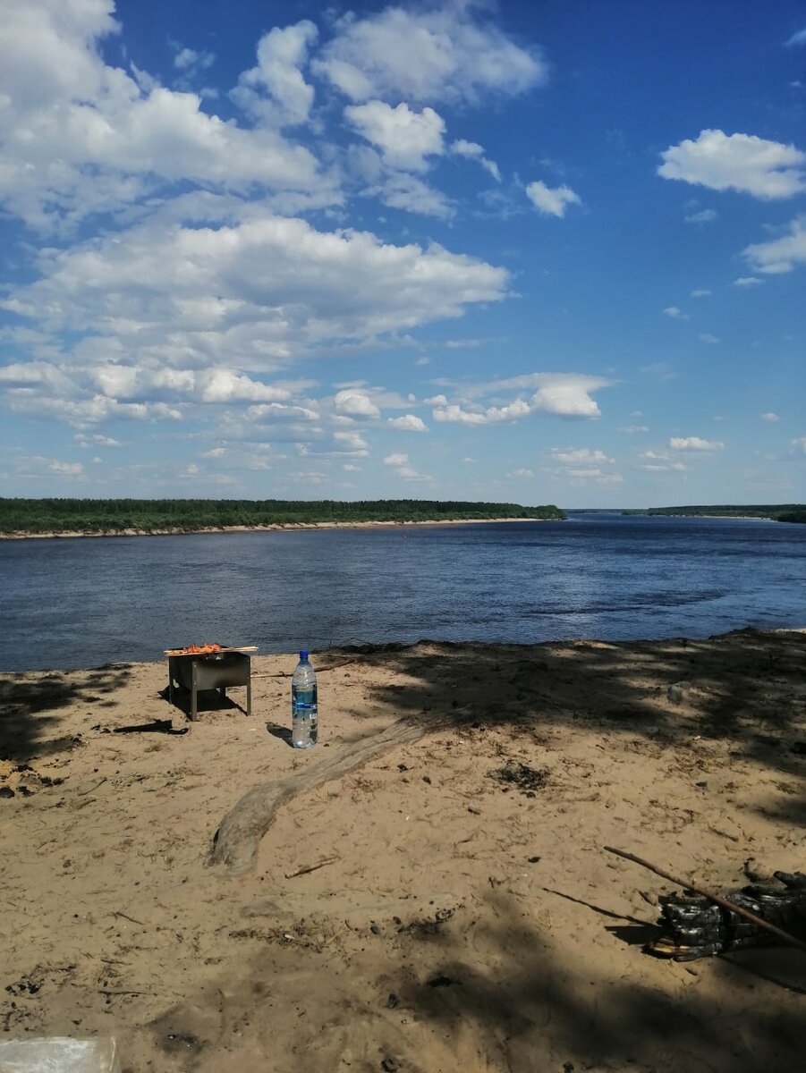 Шашлыки на берегу, белый песочек и широкая река..
