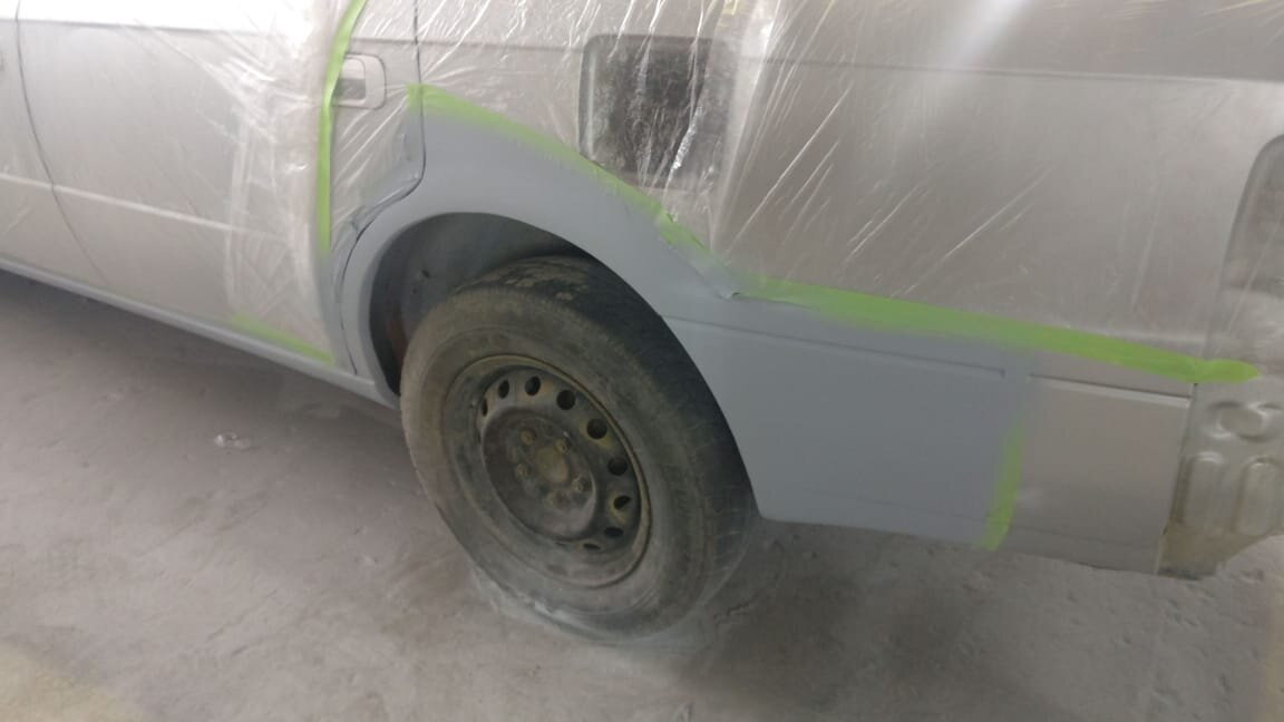 На крыле было две глубоких и серьезных царапины, выправили, вытянули, зашпаклевали