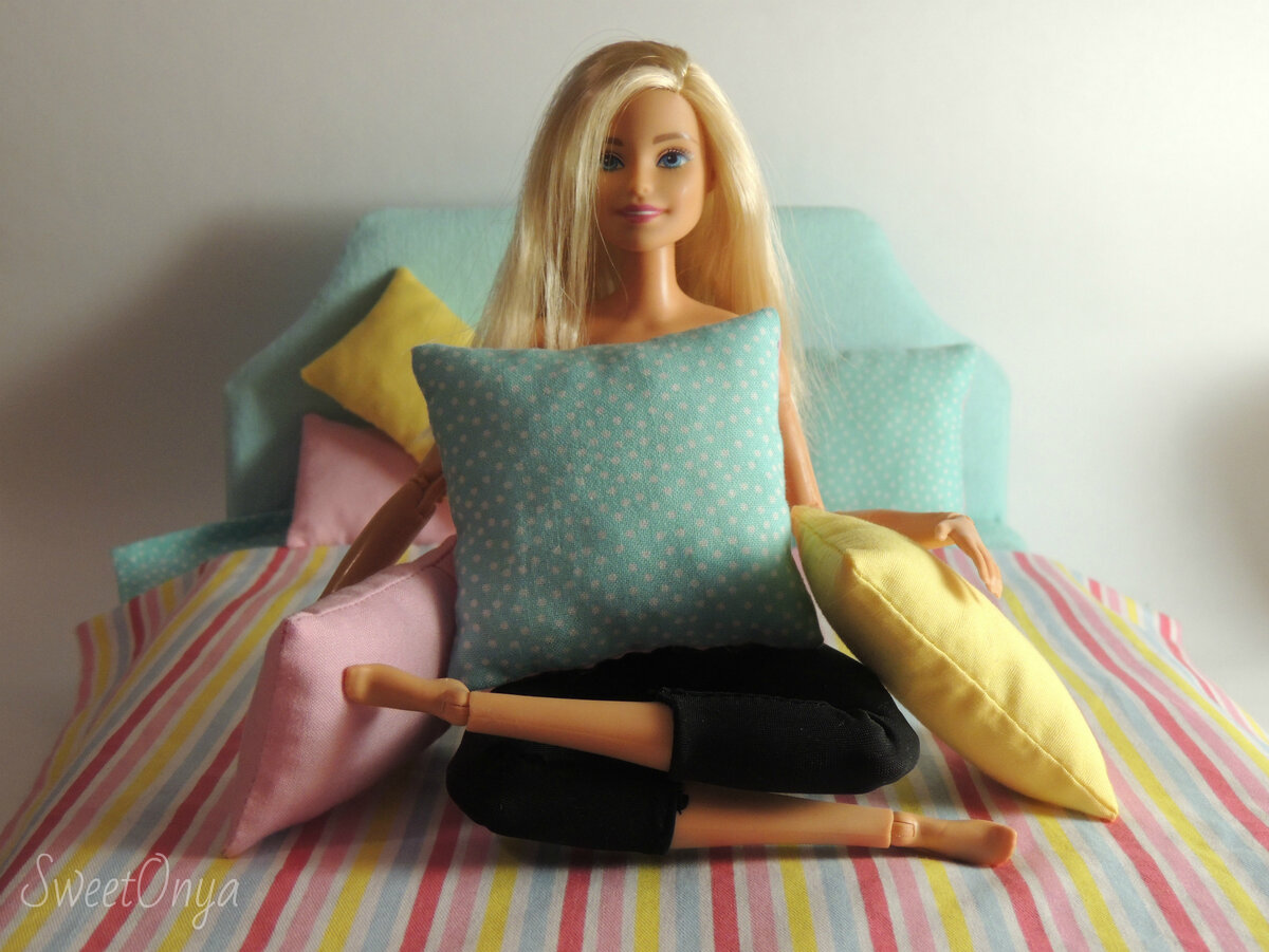 Счастливая обладательница огромной кровати