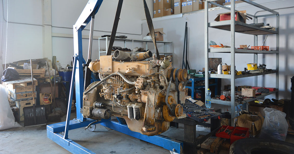 Двигателю погрузчика требуется ремонт.