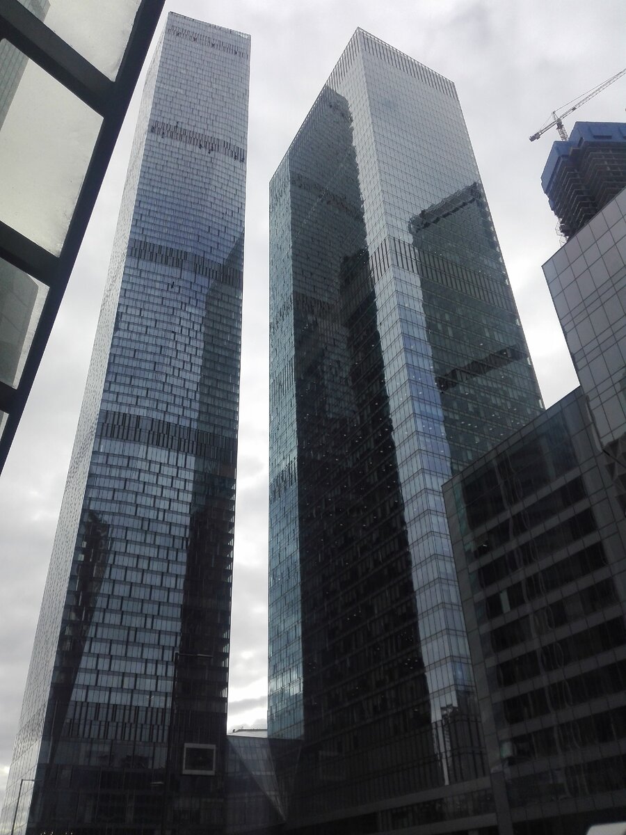 Комплекс ОКО, та что слева Южная, правая Север