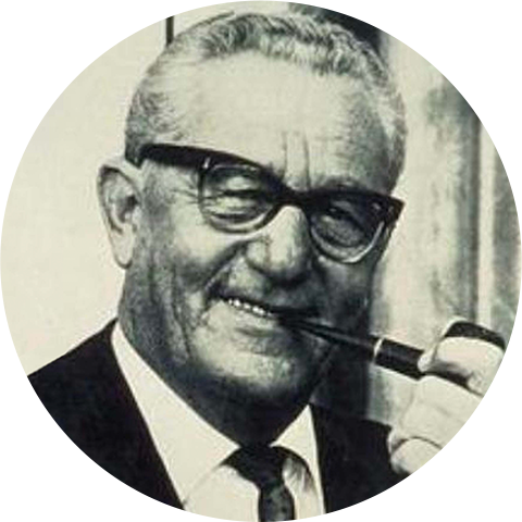 Адольф и Рудольф
Шел 1898 год. В семье обувщика и прачки по фамилии Дасслер рождается третий ребенок — мальчик по имени Рудольф. Через два года семейство вновь готовится к пополнению. 3 ноября 1900 года на свет появляется Адольф Дасслер. Именно братья Дасслеры в дальнейшем станут основателями великих спортивных компаний adidas и PUMA, а до того, как их дороги разойдутся по сторонам — откроют обувное производство, которое в будущем станет основой для их предпринимательских успехов.

Адольф Даслер
Основатель компании adidas

Рудольф Даслер
Основатель компании Puma
