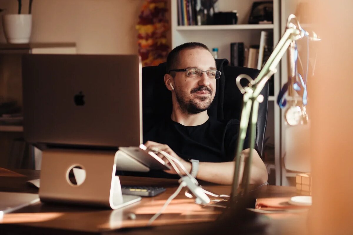 Олег Качалин, креативный директор диджитал-агентства с 10-летним опытом.