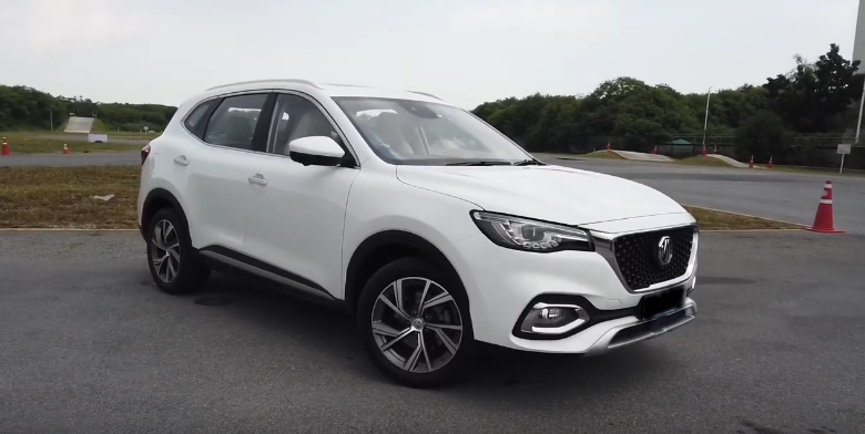 Боковая и передняя часть кузова кроссовера MG eHS 500 PHEV.