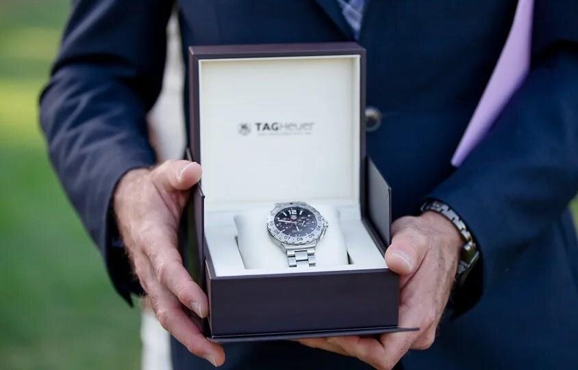 Можно ли дарить часы мужчине, если он не верит в приметы? Конечно, и это будет отличным подарком, особенно если знать, какую именно модель хочет получить мужчина. Тем, кто верит в приметы, стоит либо освятить часы святой водой, либо очистить их при помощи соли. Часы просто кладутся в чашку с солью на семь дней. После этого соль надо растворить в воде.