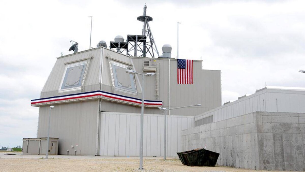 Aegis Ashore на базе Девеселу. Источник: https://zen.yandex.com/media/politika_kompetentno/nato-obviniaet-rossiiu-v-voennoi-agressii-protiv-amerikanskoi-bazy-v-polshe-kompleksami-reb-kommentarii-eksperta-5da5fca743fdc000ae62f362