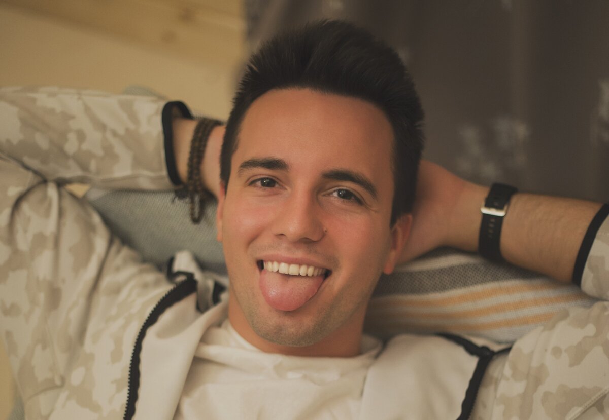 Киз показывает язык всем проблемам