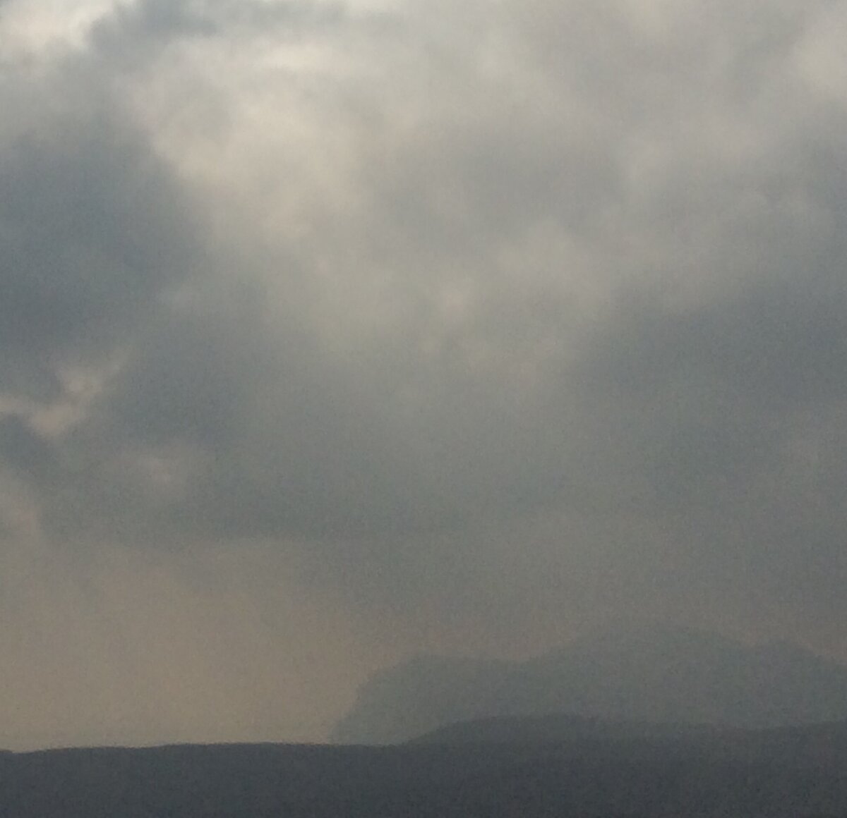 Вид со смотровой площадки, на которой в сезон всегда толпятся отдыхающие, восхищаются и фотографируют один из самых эффектных в наших окрестностях видов и себя на этом фоне