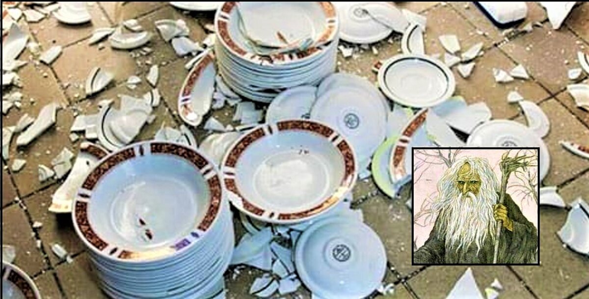 Почему посуда разбита. Разбитые тарелки. Разбитая посуда. Разбитый сервиз. Куча разбитой посуды.