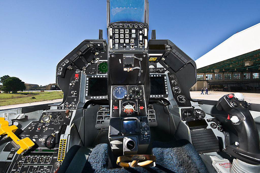 Масса f 16. F-16 кабина. F-16 Fighting Falcon кабина. F16 кокпит. F-16 Cockpit.