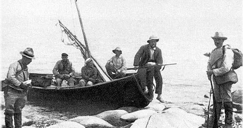 Фотографий героической эпопеи осталось немного. Это фотография высадки экспедиции в устье реки Ола.