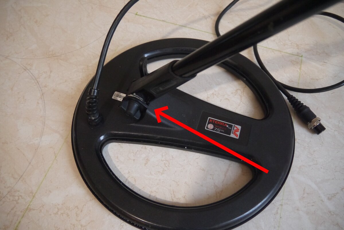 Крепление катушки металлоискателя к штанге