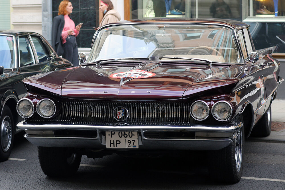 Buick Invicta 1960 года выпуска с советской историей. В нынешнее время автомобиль подвергся перестройке - рама с мостами, двигатель и коробка от Chevrolet Impala 1994 года выпуска