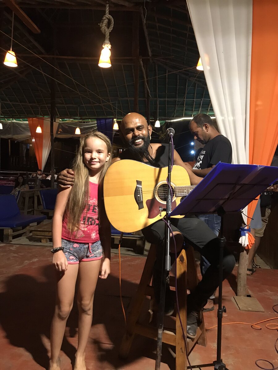 Дочка с нашим другом, музыкантом с Шри-Ланки.