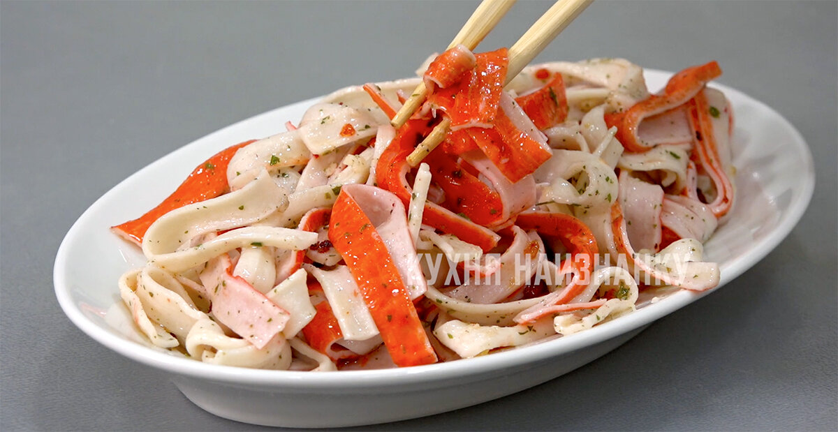 Кухня наизнанку рецепты из крабовых палочек. Кухня наизнанку рецепты из крабовых палочек. Салат из крабовых палочек соломкой. Салат с плавленым сыром и крабовыми палочками. Тазик крабового салата.