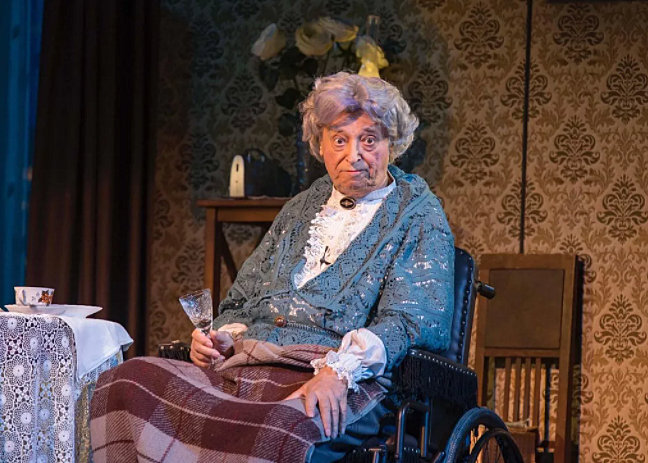 Владимир Этуш в спектакле «Бенефис»