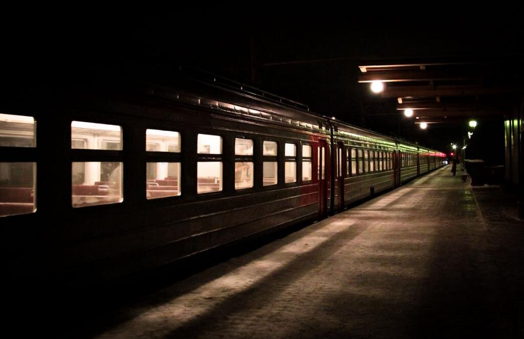 Вагон вошла она улыбнулась из окна. Ночной поезд. Поезд ночью. Электричка ночью. Поезд на ночном перроне.