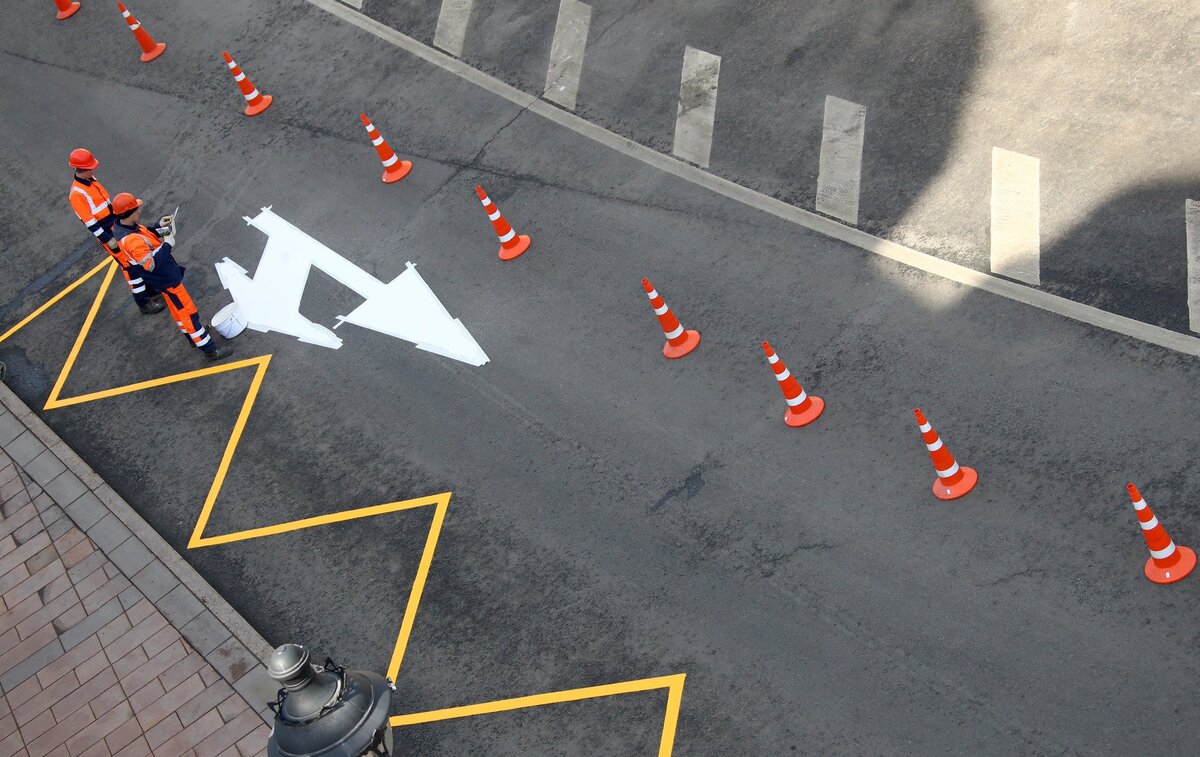 Дорожные работы в рамках национального проекта "Безопасные качественные дороги" стартовали в 45 регионах - его участниках, сообщили "РГ" в Росавтодоре. Начать работы сразу же после наступления теплой погоды позволило заблаговременное проведение конкурсов по определению подрядчиков, отметили в федеральном агентстве. Сейчас законтрактовано около 85% объектов. Всего в дорожных работах будет задействовано более трех тысяч подрядных организаций.

В этом году в программу работ по нацпроекту вошли более 5,3 тысячи объектов общей протяженностью более 16 тысяч километров. На ремонт дорог по нацпроекту в этом году направлено около 48 млрд рублей. Кроме того, в феврале на заседании правительства было принято решение о выделении дополнительно 100 млрд рублей на строительство дорог в регионах. Из них на мероприятия нацпроекта направят 53,8 млрд рублей, уточнили в Росавтодоре.

Особое внимание уделяется обновлению дорог, ведущих к социально значимым объектам: детским образовательным и досуговым учреждениям, больницам. Как правило, на таких объектах проводят комплексные работы. Помимо обновления дорожного полотна выполняется обустройство пешеходных переходов, устанавливаются светофоры, барьерное ограждение, дорожные знаки, наносится разметка. Внимание также уделят дорогам к туристическим объектам. В 2021 году отремонтируют более 300 таких дорог. Также планируется увеличить число контрактов, предусматривающих применение наилучших технологий и материалов для увеличения срока службы дорожного покрытия. Например, в этом году в Хабаровском крае благодаря национальному проекту приведут в нормативное состояние дорожное покрытие возле 33 больниц, школ и детсадов. Работы пройдут в Хабаровске и Комсомольске-на-Амуре.

В Ставропольском крае отремонтируют участок региональной дороги Безопасное - Подлесное протяженностью более 8,5 км. При этом будет применяться технология укладки полиэфирной георешетки в асфальтобетонное покрытие. Решетка выполнена из полимерного сырья в виде рулона с сетчатой структурой. Ее применение позволит новому асфальтобетонному покрытию выдерживать перепады температур и повышенную динамическую нагрузку за счет ее равномерного распределения. 
Кроме того, вырастет доля заключаемых контрактов на принципах жизненного цикла. Такие контракты гарантируют подрядчику определенные объемы работ на будущее, что дает возможность своевременно закупать материалы, подбирать технику. В результате повышается качество ремонта, отметили в Росавтодоре.

Ремонт дорог напрямую влияет на скорость движения, а значит, ускоряет перемещение товаров. Если индекс состояния дороги был восемь, а это совсем разбитая дорога, по которой не поедешь быстрее 30-40 км в час, а после ремонта индекс повысился до двух, то скорость движения увеличивается в два раза, приводит пример завкафедрой Института пути, строительства и сооружений Российского университета транспорта Николай Лушников. После ремонта повышается также безопасность движения, что сокращает издержки, в частности транспортных компаний на ремонт автотранспорта

К тому же любые вливания в экономику, тем более в инфраструктуру всегда дают позитивный эффект за счет создания рабочих мест и развития сопутствующего бизнеса вокруг дорог, добавляет завкафедрой экономики промышленности РЭУ им. Г.В. Плеханова Андрей Быстров. "Мы знаем много мировых примеров в этой области. В США во время Великой депрессии строили дороги, как и в Германии после Второй мировой войны, - автобаны. Это позволило стимулировать развитие экономики, в больших масштабах создать новые рабочие места. Вливания в строительство дорог потянули за собой развитие и сопутствующих отраслей - производства строительных материалов, техники, обслуживающих отраслей", - замечает эксперт.