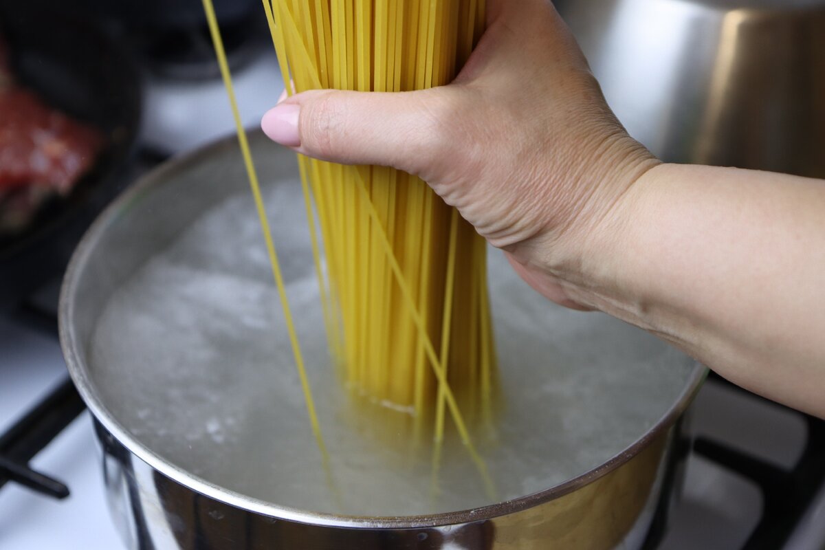 Сколько по времени варить спагетти в кастрюле. Отваренные макароны. Готовка макарон. Макароны в кастрюле. Перемешивать макароны.