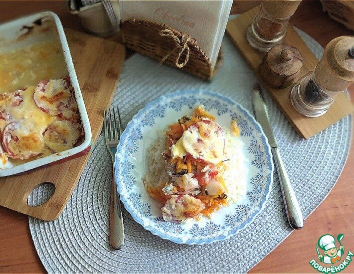 Дешевая рыба не значит, что не вкусная и не полезная. Путассу рыба семейства тресковых. Сама по себе рыбка достаточно вкусная. У нее слоеное белое мясо и мягкий рыбный вкус. Мякоть легкая, плотная, сладковатая и нежная. В 100 г отварной путассу содержится примерно 82 ккал. В ней присутствует почти 19 г белка, 0,9 г жиров и совсем нет углеводов. Она подходит для диеты: и для похудения; и для лечебной; и филе этой рыбы можно включать в рацион детей старше 10 месяцев, а также пожилых людей и лиц, перенесших серьезные травмы или тяжелые болезни. Я вам предлагаю сегодня путассу запечённую с овощами, луком пореем и розмарином в сметане под тонким слоем сыра.