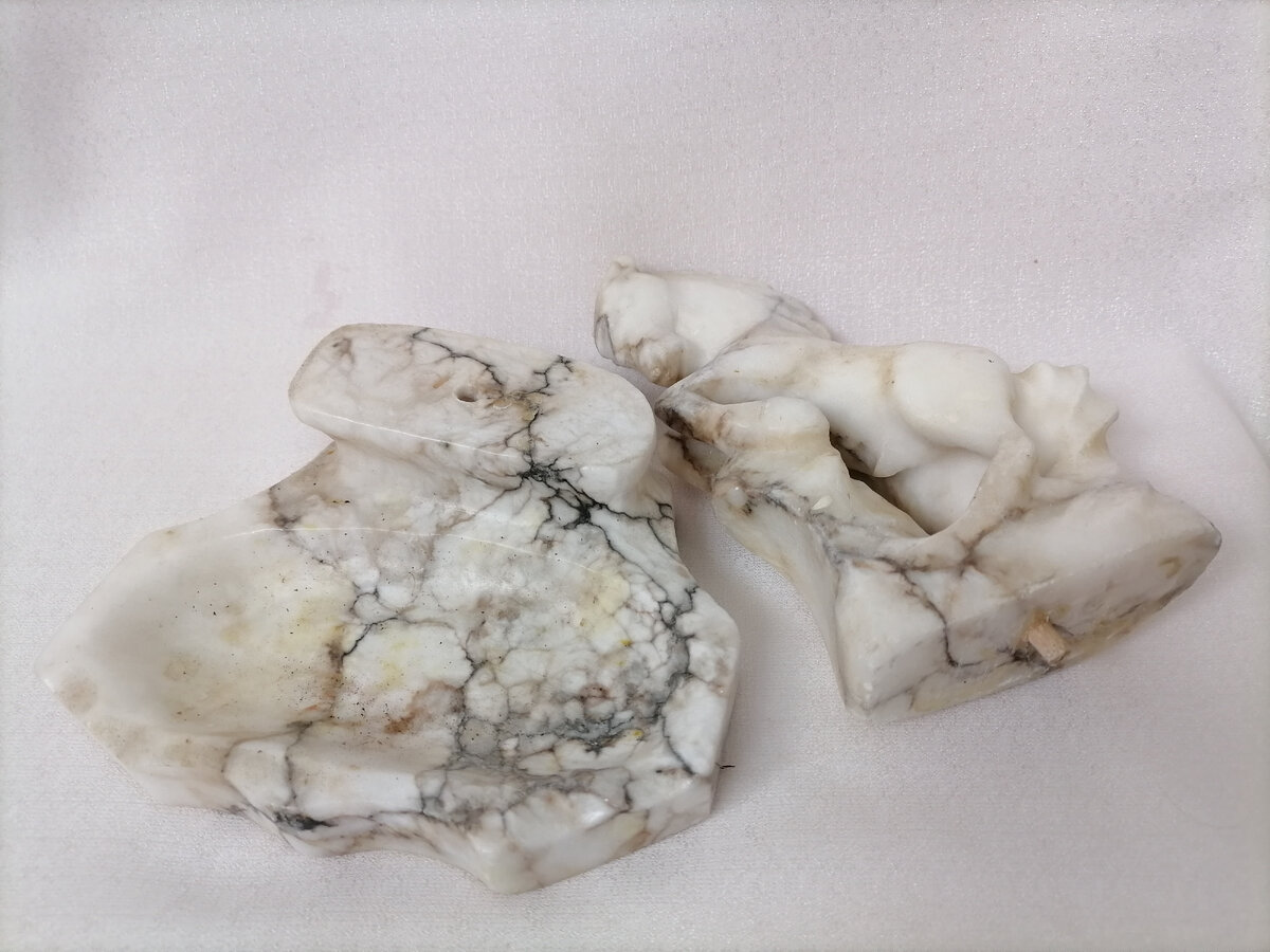 Пепельница собирается из двух частей