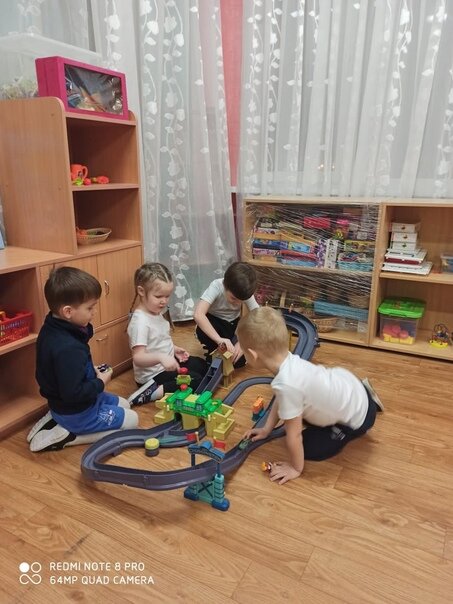 Играет в железную дорогу со всеми мой блондин Алеша😌