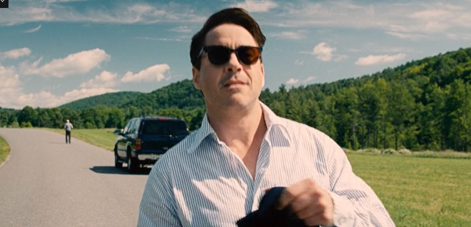 Кадр из фильма. Отец и сын расходятся в разные стороны после ссоры.