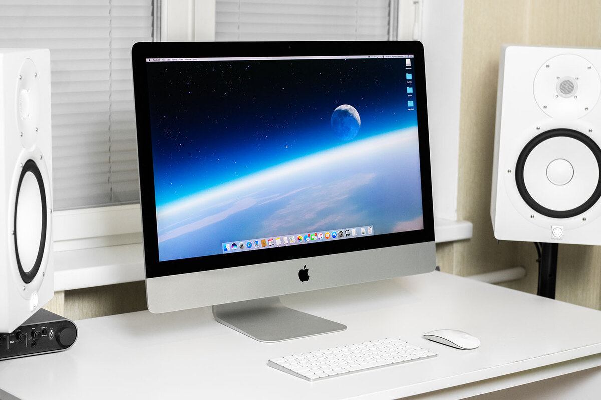 IMAC Pro 27 Retina. Аймак без проводов. Преимущества IMAC. Парень ищет на аймаке.