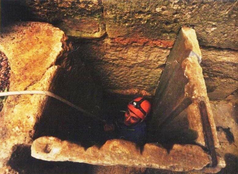 Ένα ολόκληρο συγκρότημα από τούνελ, δεξαμενές, πηγάδια και ιερούς χώρους έχει ανακαλυφθεί και εξερευνηθεί κάτω από την Αγία Σοφία στην Κωνσταντινούπολη από το 2005.-3-2