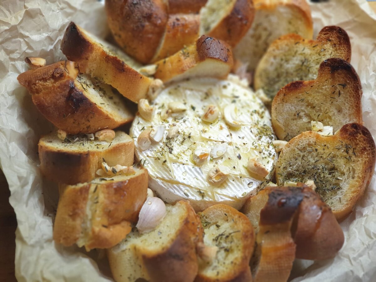 Такие ароматные, хрустящие греночки и очень вкусный тянущийся камамбер....М..ММ!