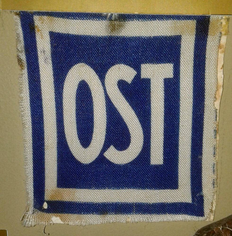 Отличительный знак «OST» для советских граждан, угнанных на работы в Германию. 1942-1943. Источник: goskatalog.ru. Фотография использована в качестве иллюстрации.