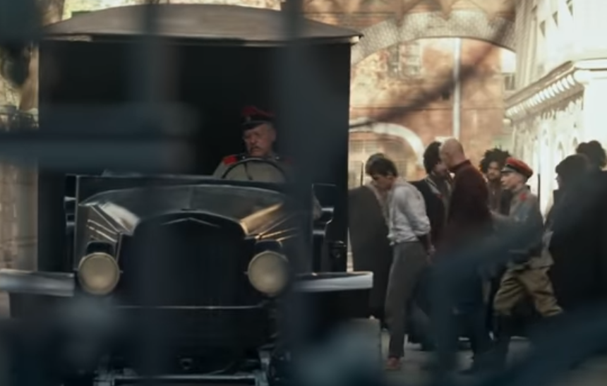 сына Бендера сажают в автозак