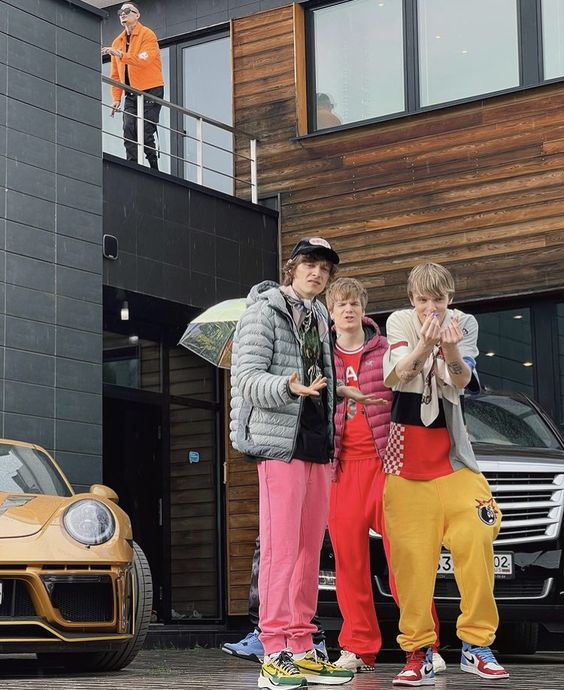 Одни пар кроссовок стоят больше среднемесячной зарплаты в провинции.