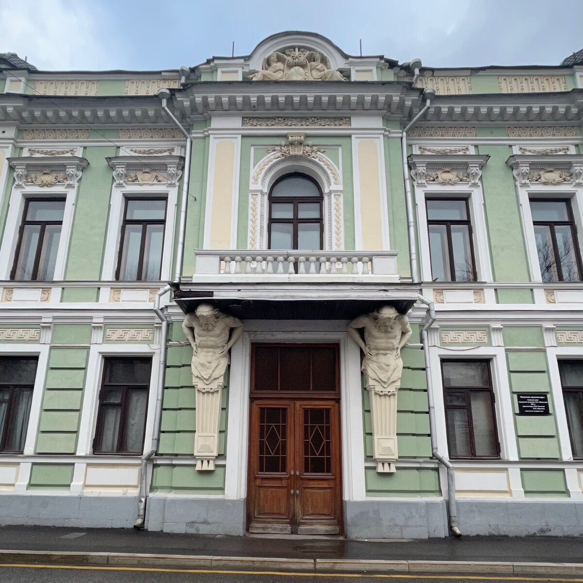 Атланты держат балкон второго этажа