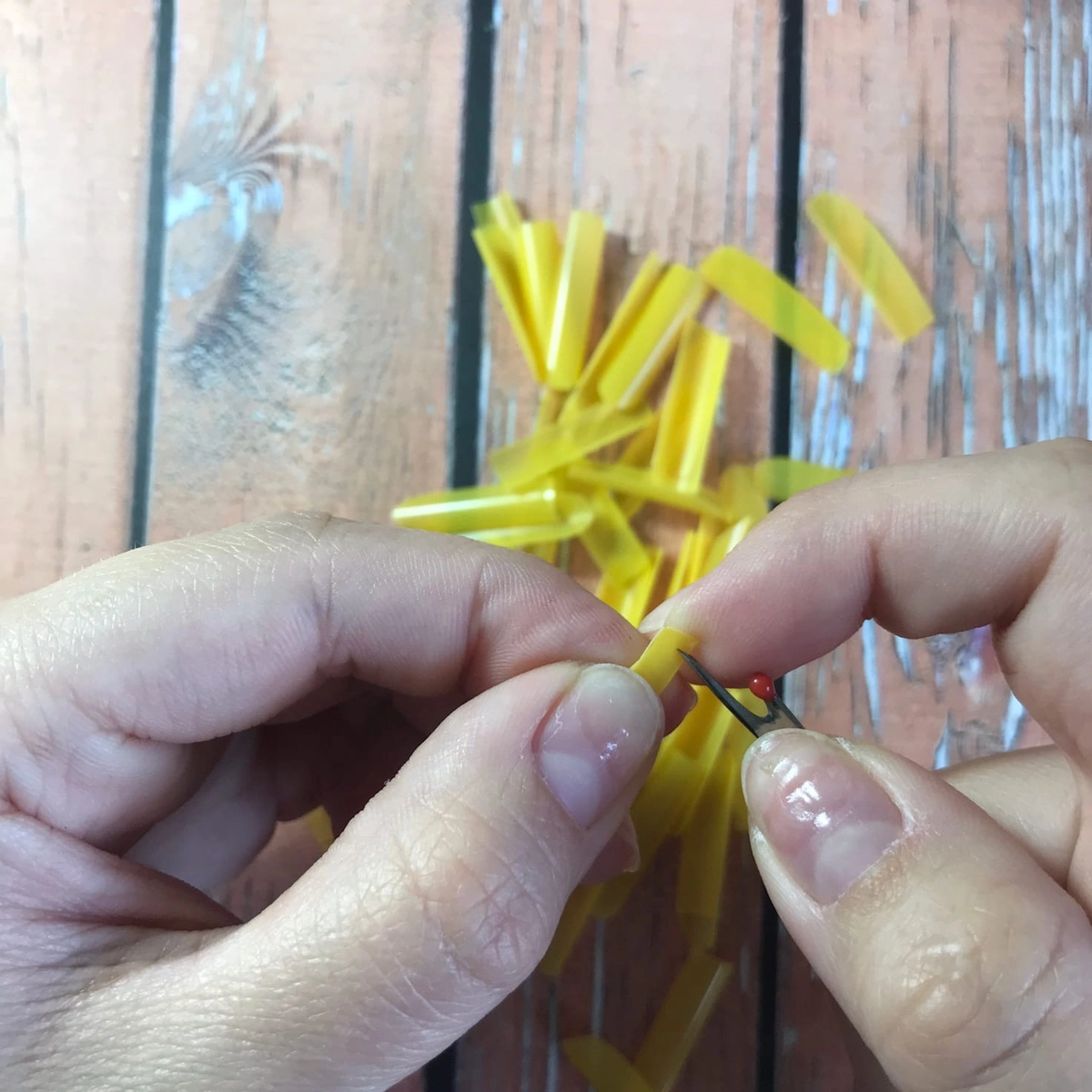 Каждый лепесток складываем и делаем отверстие