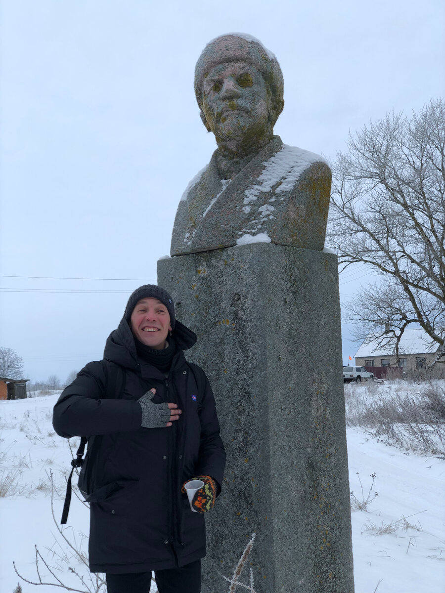 У памятника В.И. Ленину (Ульянову) на острове Залита