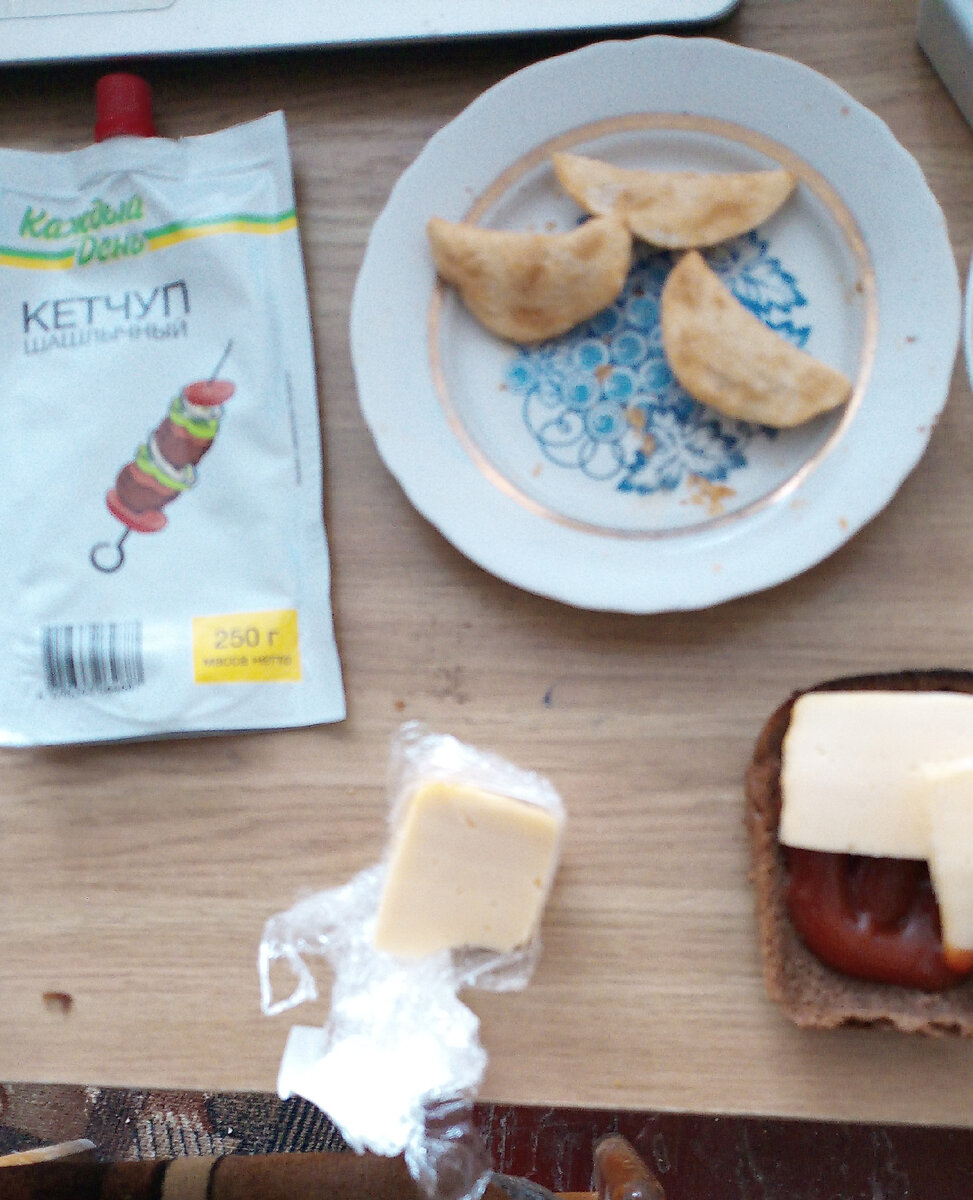 В общаге клювом не щёлкай. Стоило мне отойти почистить зубы, как таинственные силы загадочно утащили одного чебуньку прямо сквозь закрытое окно. Правда, половина чебубика всё же вернулась