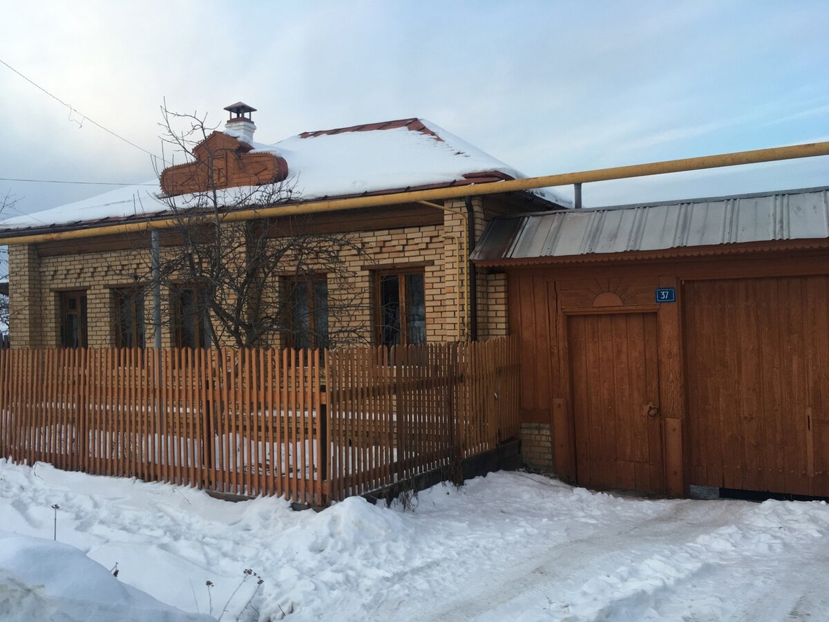 А тут видно, что кирпичом обложили позже, но всё равно душевно.