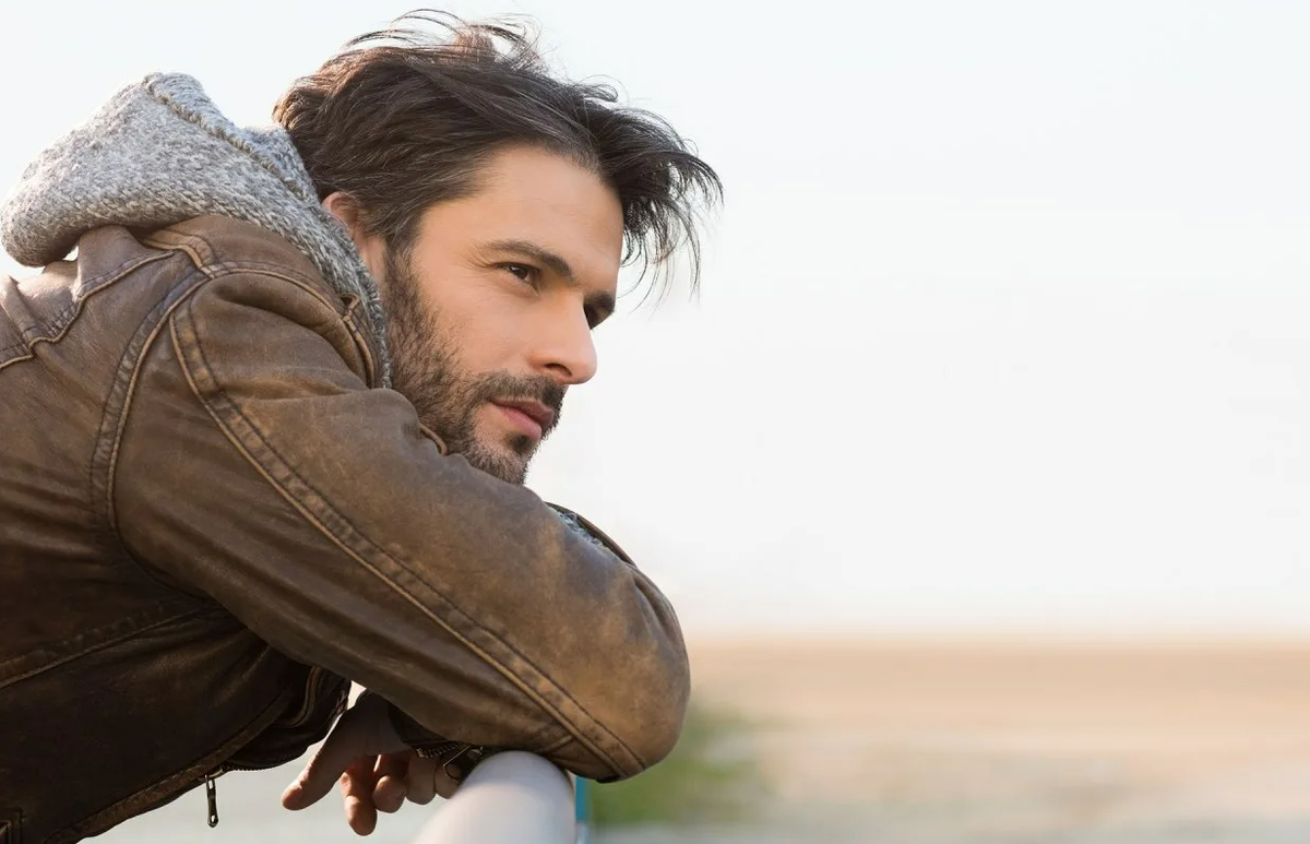 успешный бизнесмен. йен сомерхолдер. хью джекман брутал. мужчина стоит близко. марк уолберг.