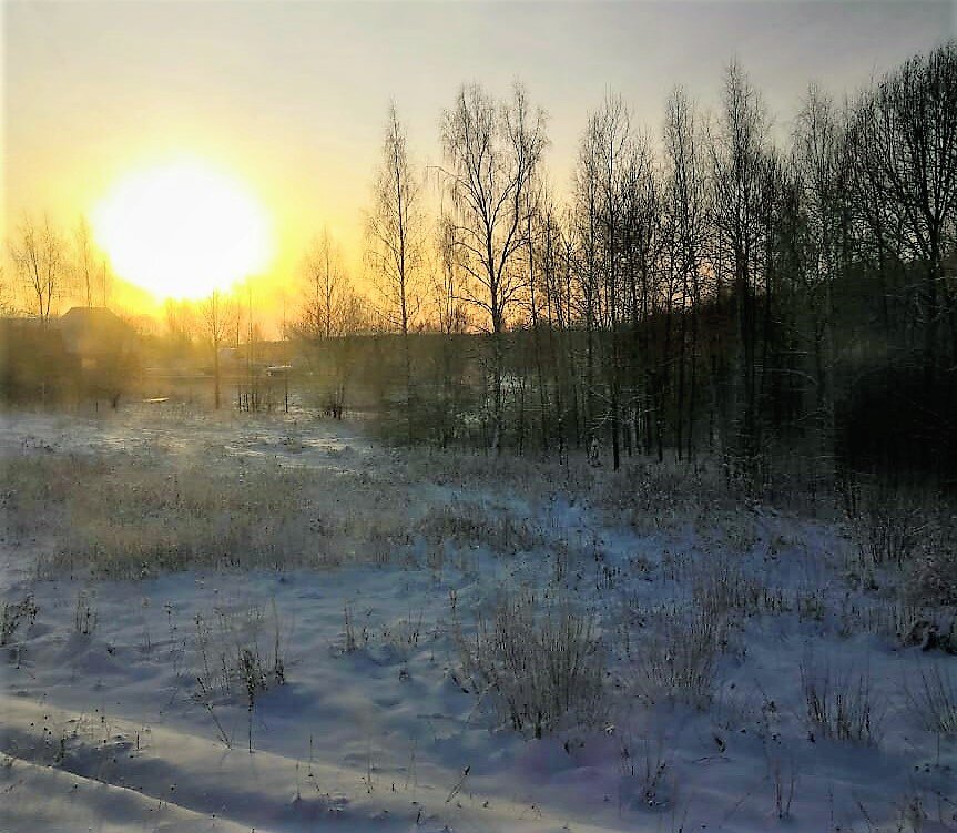 В дороге под стук колес наблюдали роскошный восход.  Фото автора