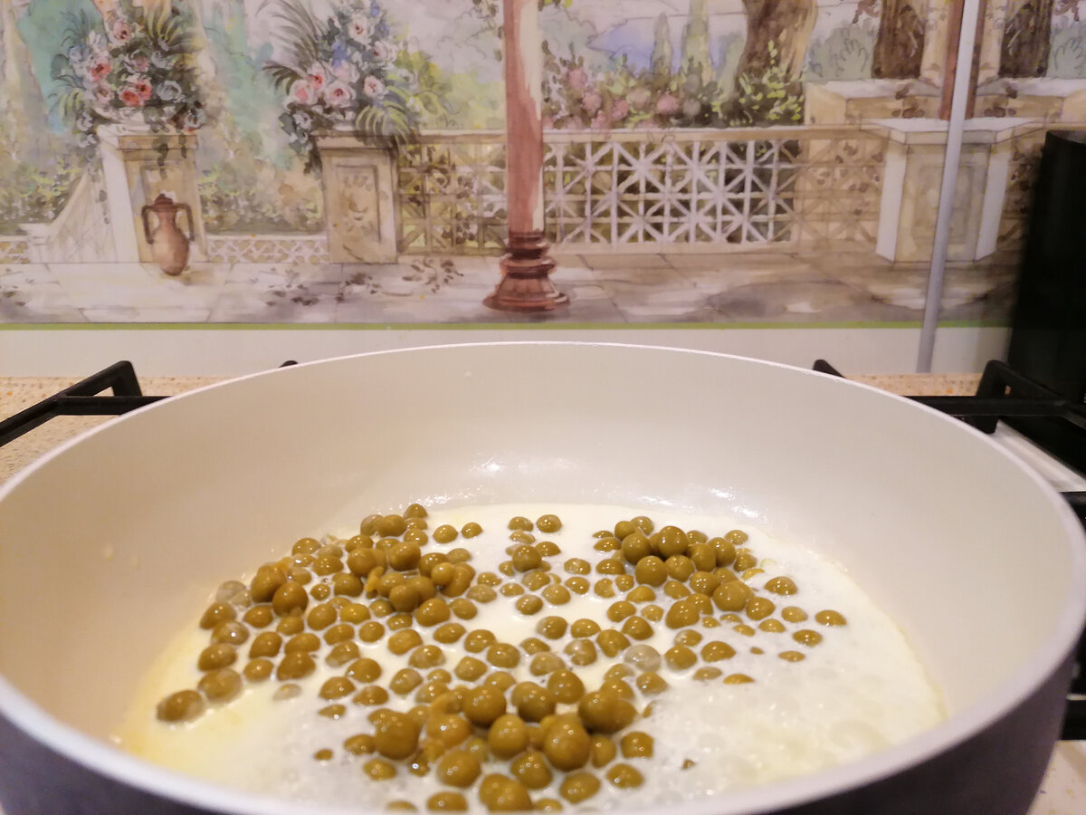 Фото автора. Когда сметана растеклась по сковороде, выкладываем в нее зеленый горошек