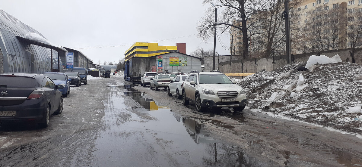 Это не очередь к магазину, а к шиномонтажу:)))