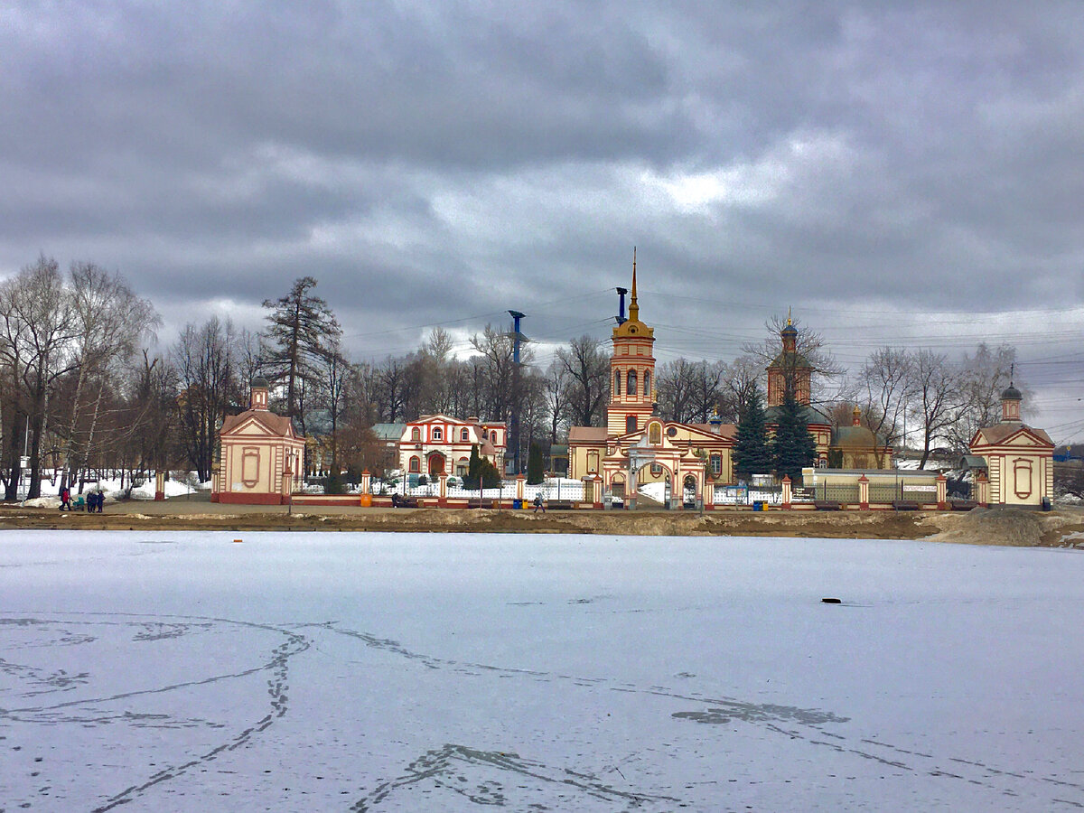 Так выглядит усадьба Алтуфьево со стороны шоссе, главный дом спрятан за деревьями