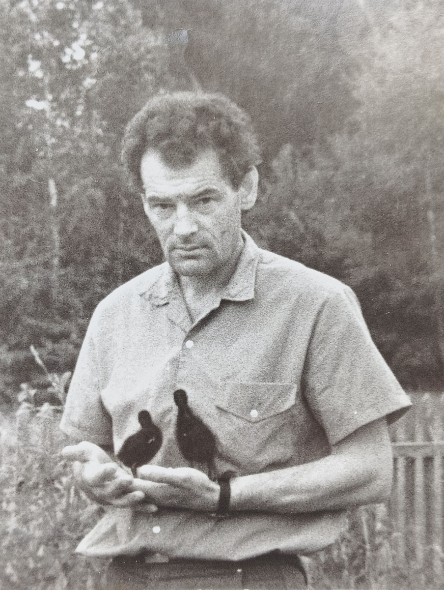 Папа с "чириками" выходит из леса, 1976 год.